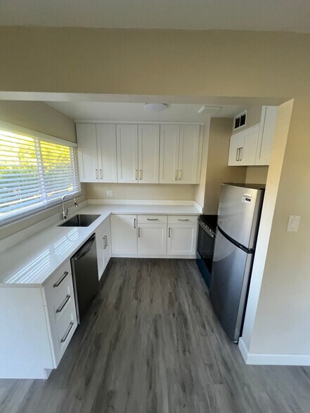 Building Photo - 1115 Sir Francis Drake Blvd