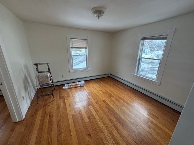 Building Photo - 35 Dinley St