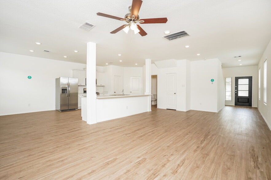 Building Photo - 1722 Sahara Dr