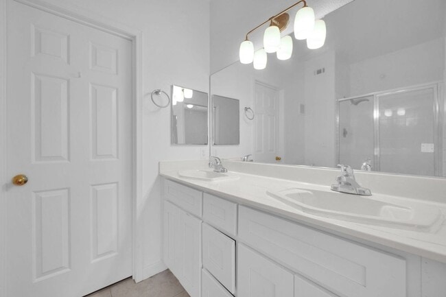 Building Photo - 2 BEDROOM 2 BATH CONDO NEW FLOORING