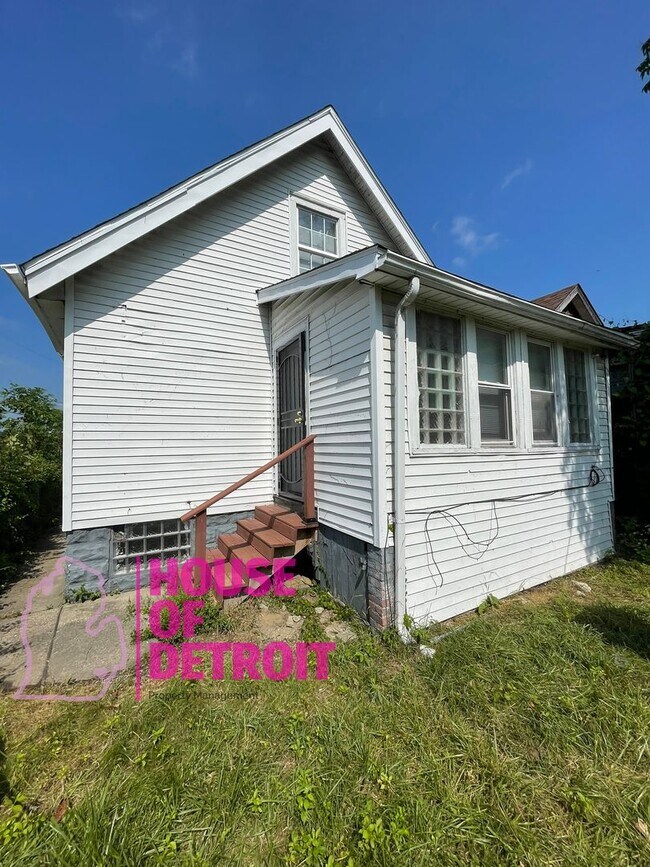 Building Photo - 3 BEDROOM 1 BATH FREE PRE-SCREEN