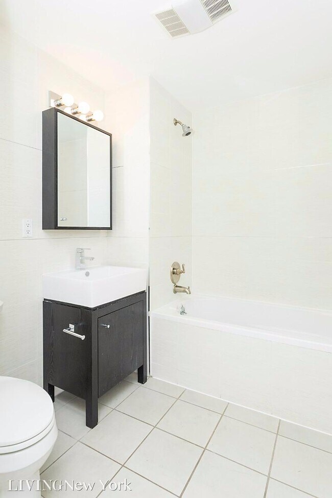 Building Photo - NO FEE_Gorgeous 1 Bed/1 Bath/1 Balcony!