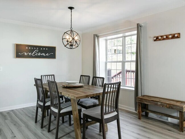Building Photo - Spacious Three Bedroom Home w/ Fenced Yard