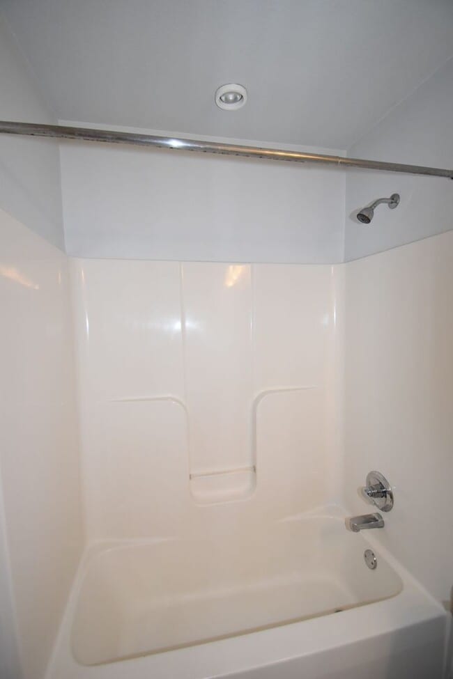 Building Photo - Large 2 Bedroom Condo For Rent Near Historic Downtown Clarksville!