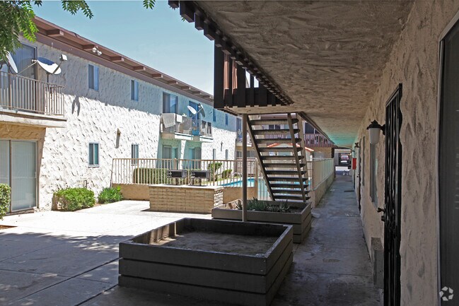 Building Photo - Lincoln Palms