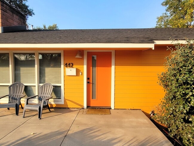 Building Photo - Charming single-level home. Monthly rental, fully furnished + all utilities. Fantastic location!