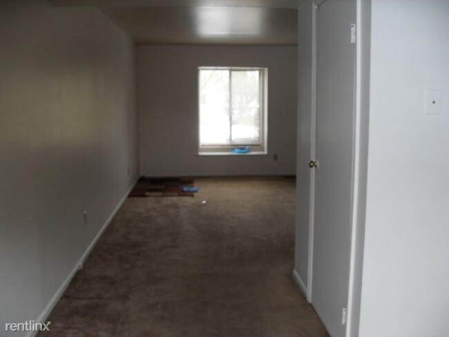 Building Photo - 2 br, 1.5 bath Townhome - 4855 Moreland Drive