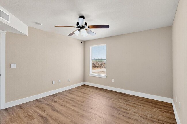 Building Photo - Two story 3 bedroom 2.5 bath in Santa Tere...