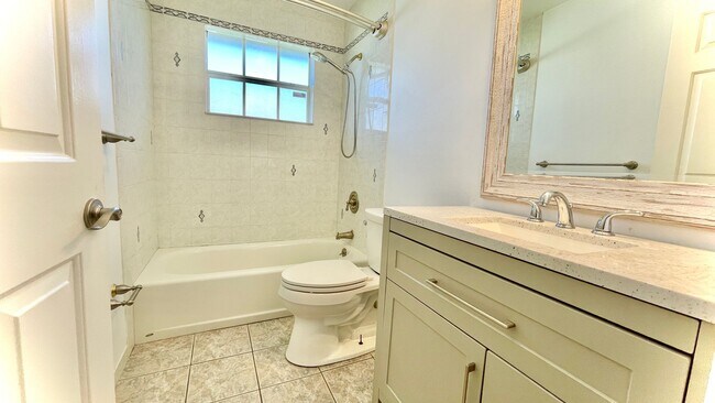 Building Photo - 3 BR , 2 Bath Annual Screened Pool Home Available