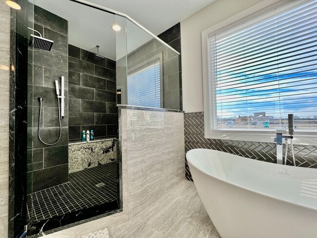 Building Photo - Luxury Home Incredible master suite Liberty Twp OH