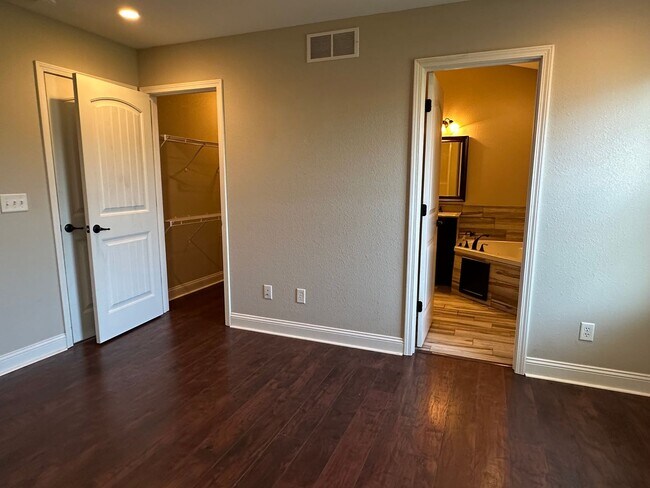 Building Photo - 4 Bedroom 3 Bath 2 Stall Garage in Waynesv...