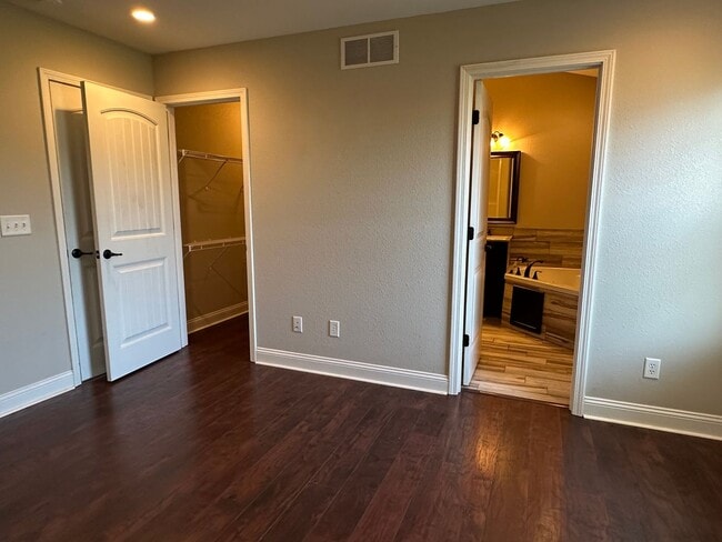 Building Photo - 4 Bedroom 3 Bath 2 Stall Garage in Waynesville - Available with 30 day notice