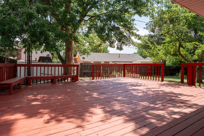 Building Photo - Spacious 6 bedroom home with 3 non conform...
