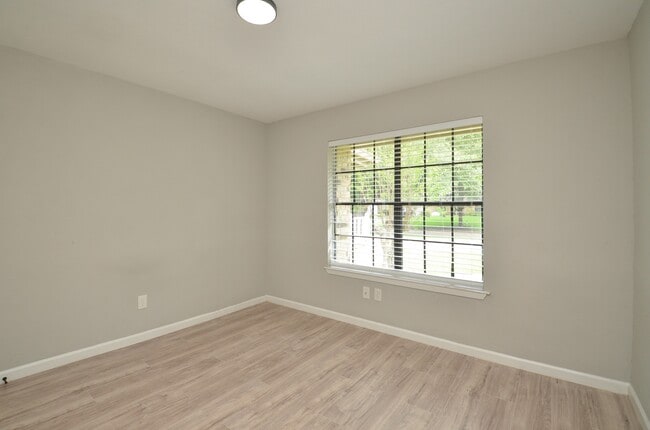 Building Photo - 22018 Grand Forks Dr
