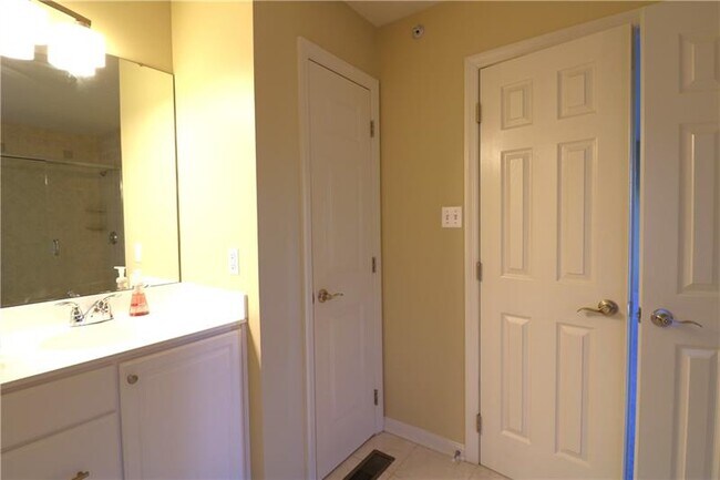 Building Photo - 2014 Trillium Ct