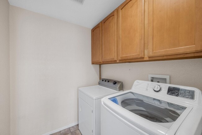 Building Photo - Nice Two Story Home with fenced yard and pet friendly owners.