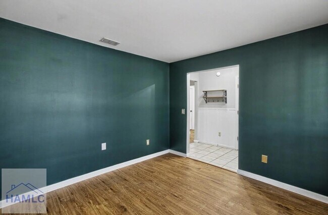 Building Photo - 404 Clairemore Ct