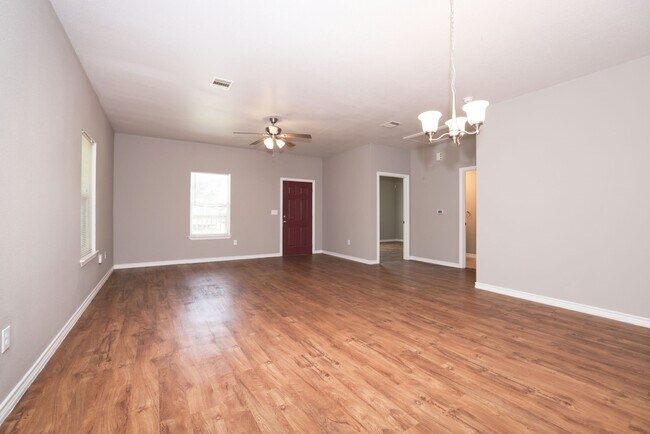 Building Photo - 204 S 13th St