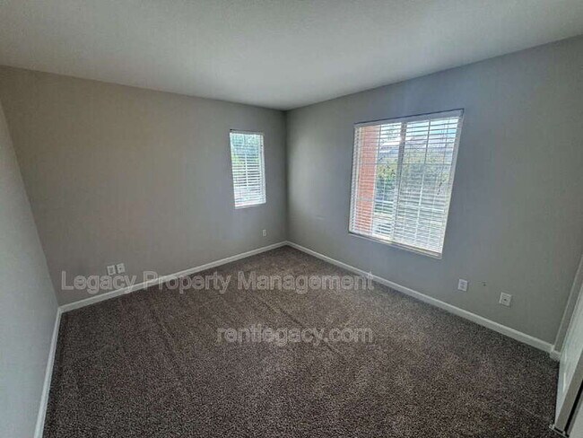 Building Photo - 893 Equinox Loop