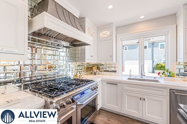 Building Photo - Stunning Beach House located on Newport Be...