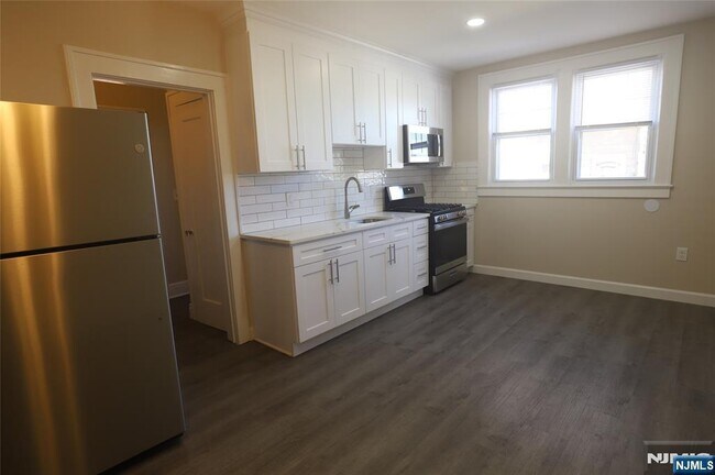 Building Photo - 549 2nd