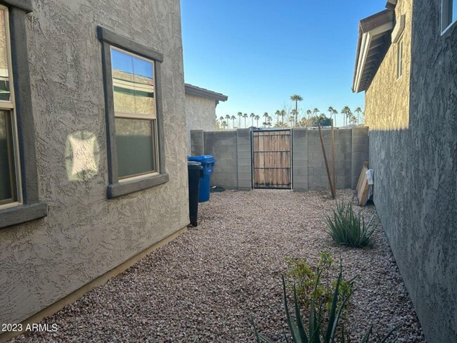 Building Photo - Gorgeous 4 bedroom, 3.5 bath w/2 car garag...