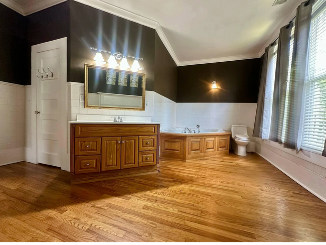 Building Photo - **Charming Small-Town Home Near Clark's Hi...