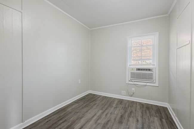 Building Photo - 245 Evansdale Ave