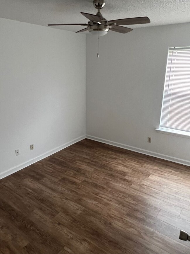 Building Photo - Remodeled 3 Bedroom Condo In a Prime Location!!!  ~ Annual Rental ~