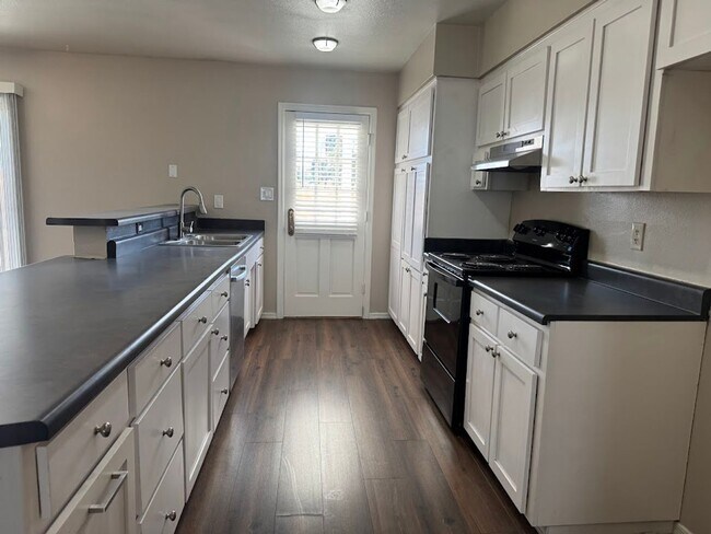 Building Photo - Bright & Beautiful Phoenix Home with Open Concept