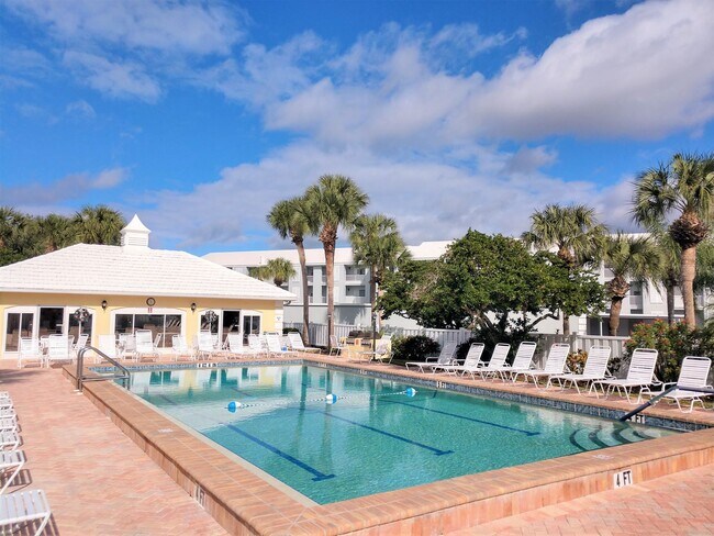 Building Photo - Seasonal 2-Bedroom 2-Bath Villa located in...