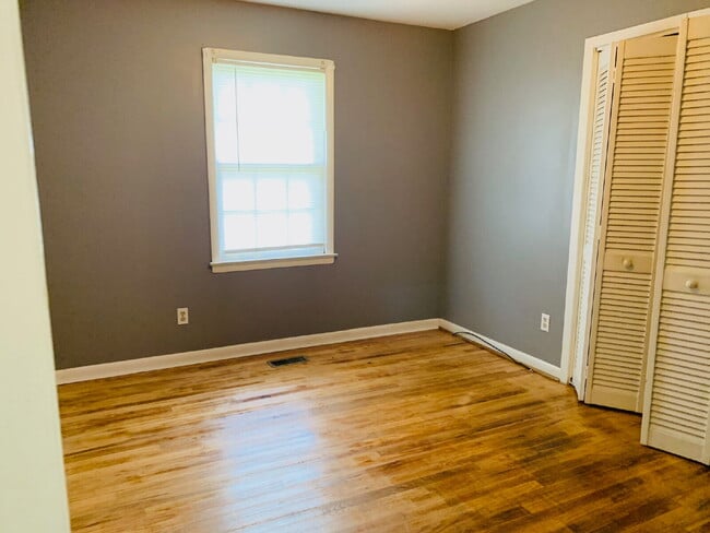 Building Photo - CUTE 3 BR, 1 BA BRICK HOME IN CONVENIENT MT OLIVE LOCATION