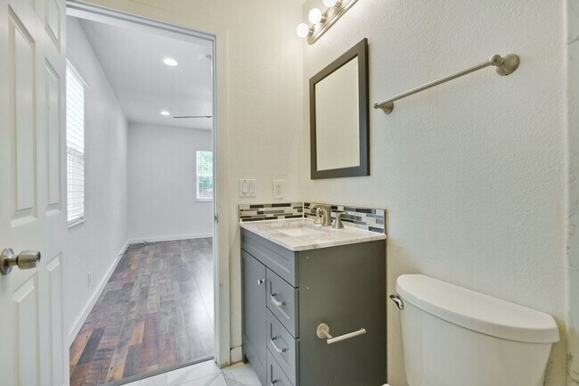 Building Photo - I Street