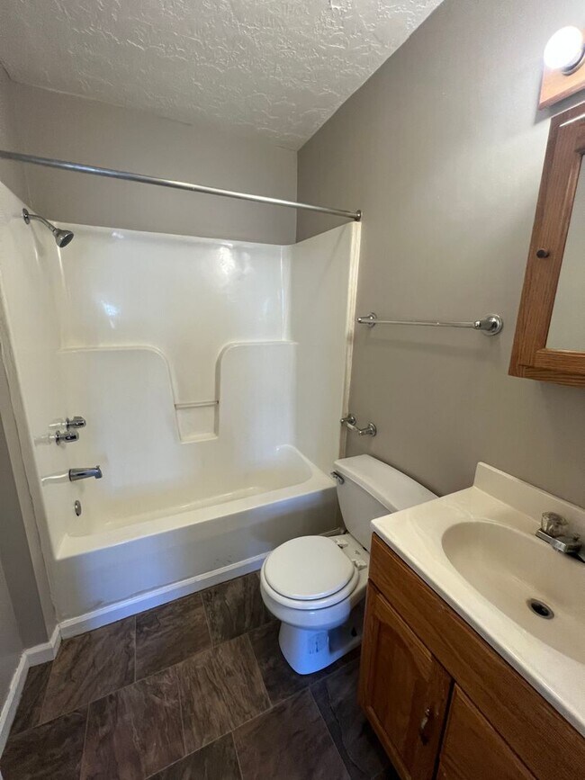 Building Photo - 2 BD, 2 BA Desirable Duplex in Martin!