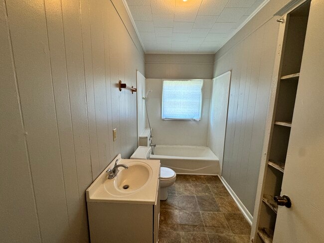 Building Photo - 203 Carlton Dr