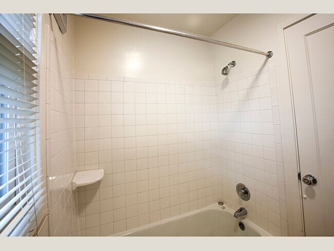 Building Photo - Lovely Mid-Century Gem in Peaceful Park Li...