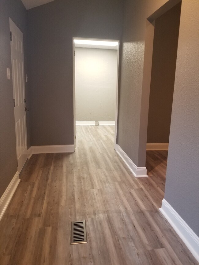 Foyer - 519 Carothers Ave