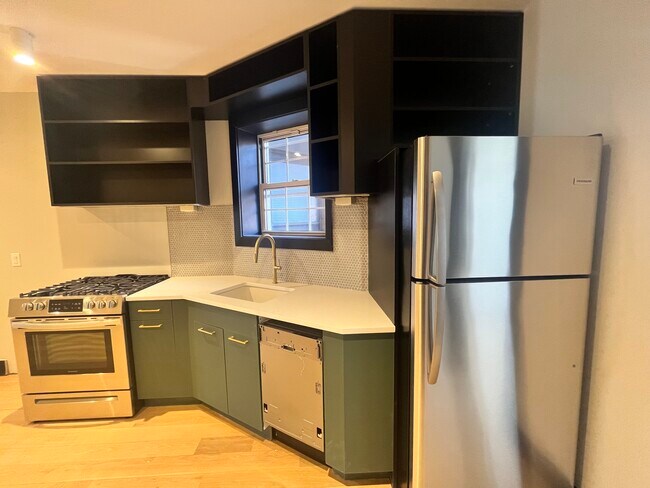 41 Van Wagenen 2R - 46 Van Wagenen Ave