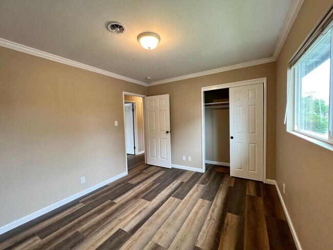 Building Photo - TENTATIVELY RENTED 3 Bedroom 2 Bathroom Na...