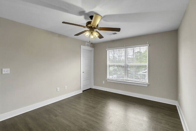 Building Photo - Modern 2-Bed, 2.5-Bath Townhouse Gem with Small Loft in Travelers Rest