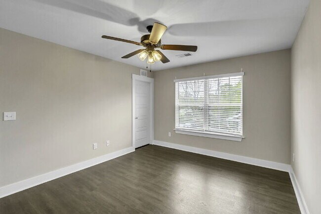Building Photo - Modern 2-Bed, 2.5-Bath Townhouse with Small Loft in Travelers Rest