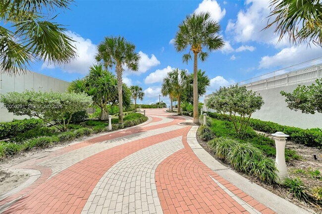Building Photo - 345 Ocean Dr