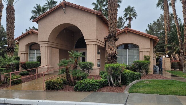 Primary Photo - Fabulous First Floor Condo!
