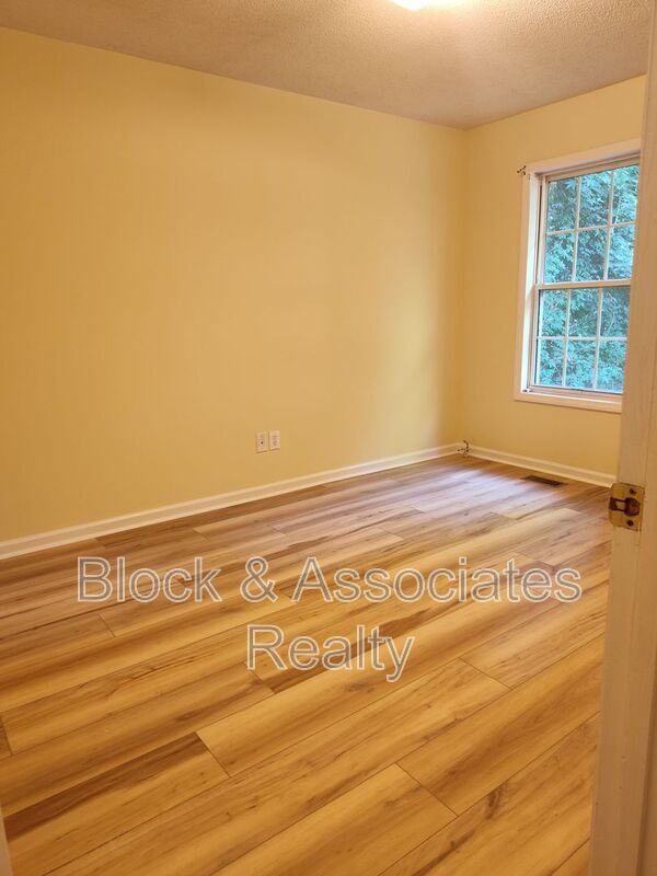 Building Photo - 1228 Winslow Ave
