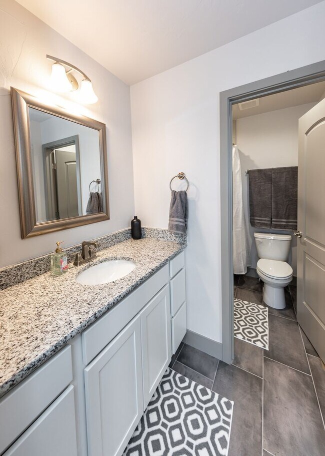 Building Photo - 2 Bedroom Luxury townhome