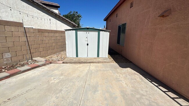 Building Photo - East Palmdale Home