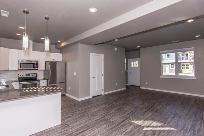 Primary Photo - 924 S Division St