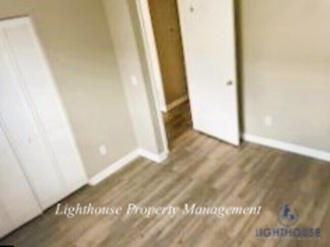 Building Photo - Renovated 2 Bed/2 Bath Single Story Townho...