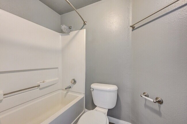 Building Photo - Ground Floor 2BD/2BA Condo in Gated Henderson Community – Resort-Style Amenities!