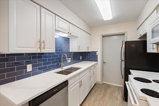 Building Photo - 2302 Berkett Dr